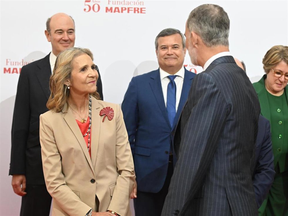 La Infanta Elena y el rey Felipe durante el acto central de celebración del 50 aniversario de Fundación Mapfre