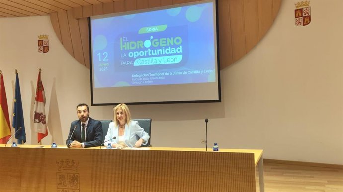 Ribador y De Gregorio en la jornada sobre el hidrógeno verde.