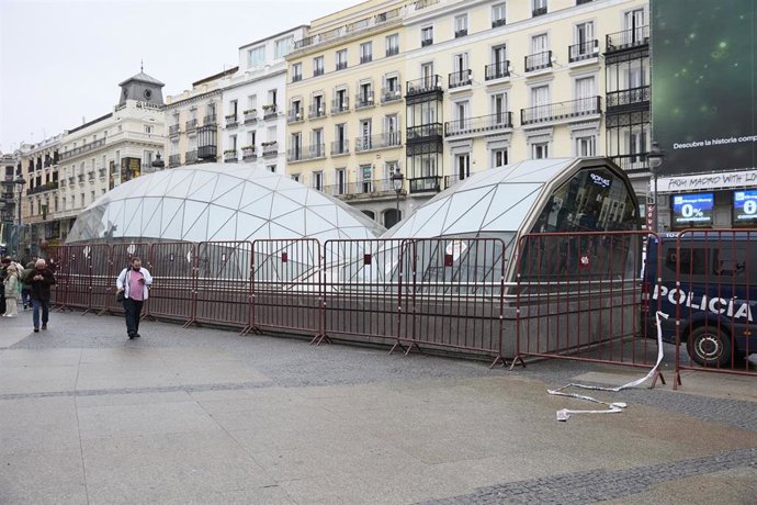 Archivo - Entrada de la estación de Sol de Cercanías