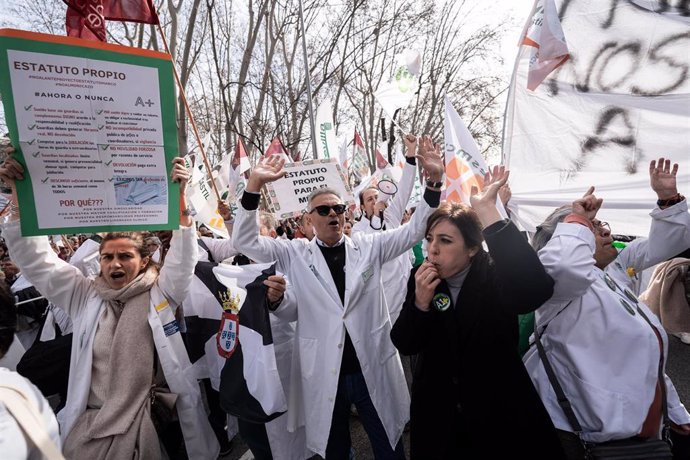 Archivo - Decenas de personas durante una concentración de los sindicatos médicos frente al Ministerio de Sanidad, a 13 de febrero de 2025, en Madrid (España). Los sindicatos médicos de todo el país se concentran para mostrar su disconformidad con el borr