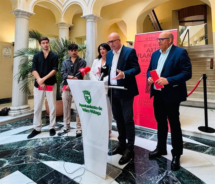 El vicepresidente de la Diputación y diputado de Cultura, Manuel López Mestanza, presenta las actuaciones de la Bienal de Arte Flamenco en Vélez-Málaga, con el alcalde, Jesús Lupiáñez.