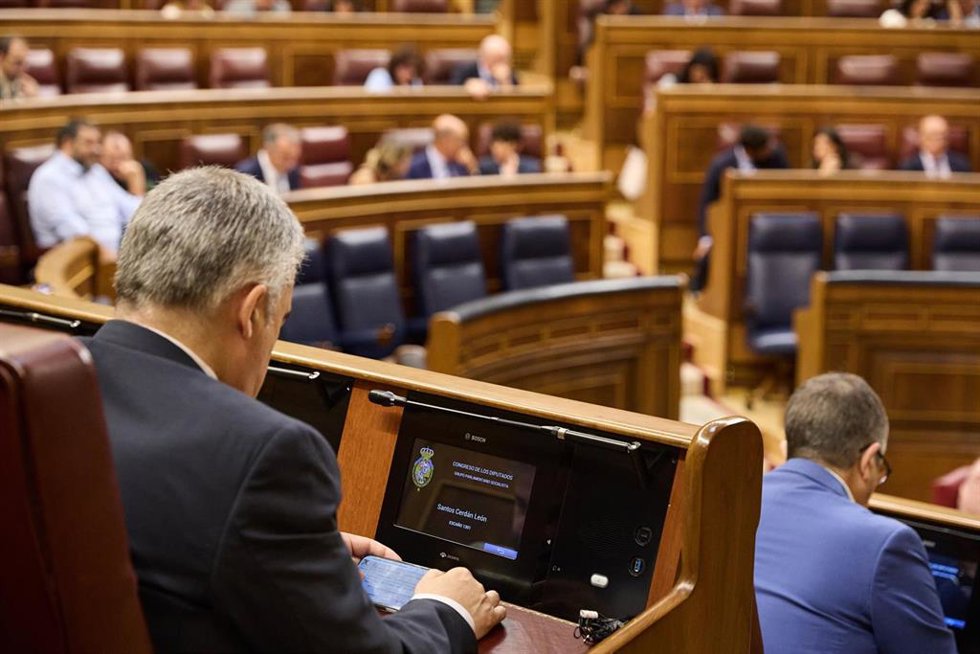 El secretario de Organización del PSOE, Santos Cerdán, durante una sesión plenaria en el Congreso de los Diputados, a 12 de junio de 2025, en Madrid (España). El secretario de Organización del PSOE aparece en unas grabaciones que se encuentran en poder 