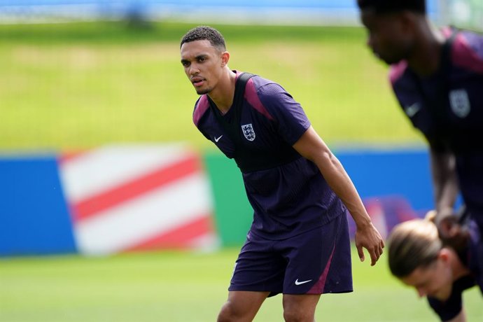 Archivo - Arquivo - 29 de junho de 2024, Turíngia, Blankenhain: Trent Alexander-Arnold, da Inglaterra, participa de uma sessão de treinamento no Spa & Golf Resort Weimarer Land, em Blankenhain, antes da partida de domingo contra a Eslováquia, pelas oitava