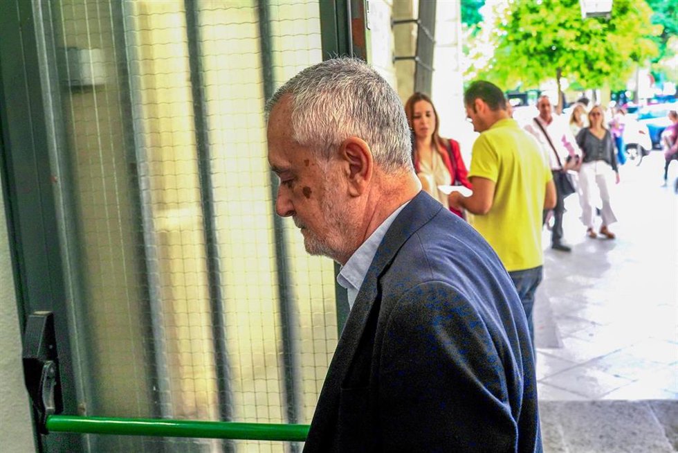 Archivo - El ex presidente de la Junta de Andalucía, José Antonio Grinán llegando a los juzgados de Sevilla 