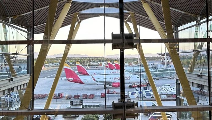 Archivo - Aviones de Iberia Express.