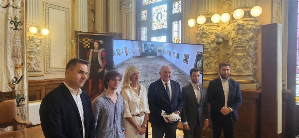 El alcalde de la ciudad, Jesús Julio Carnero (tercero por la der), junto a la concejala de Eduación y Cultura, Irene Carvajal; el presidente de la Fundación Godofredo Garabito, Guillermo Garabito, y el CEO de Sperid Labs, Chema Garabito, en la presentac