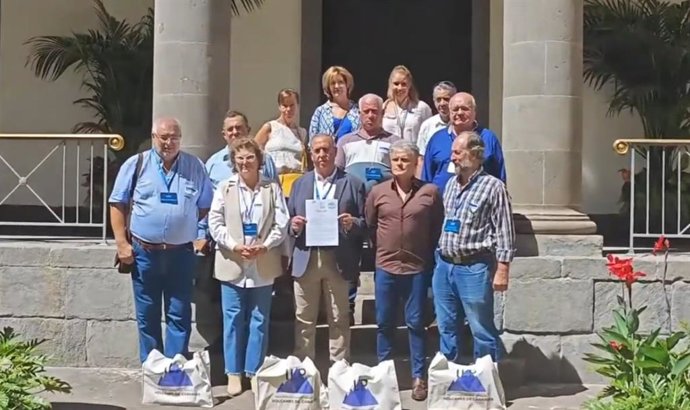 Promotores de la ley de volcanes posan en el parlamento tras el debate de toma en consideración