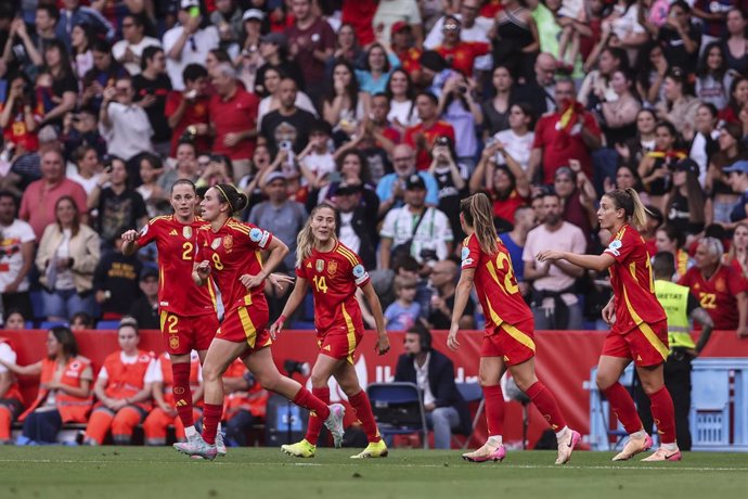Claudia Pina of Spain celebrates a goal with her teammates during the UEFA Womens Nations League 2024/25 Grp A3 MD 6, match between Spain and England at RCDE Stadium on June 03, 2025 in Cornella, Barcelona, Spain.