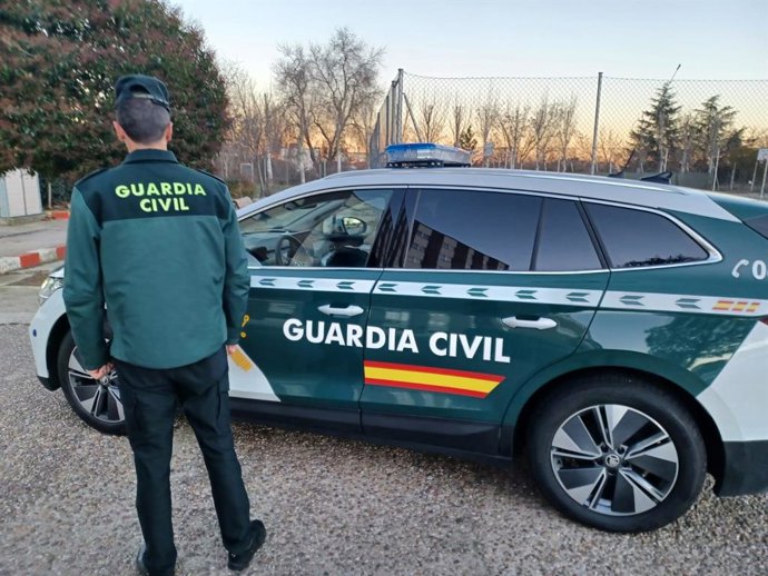 Imagen de archivo de un agente y un vehículo de la Guardia Civil.