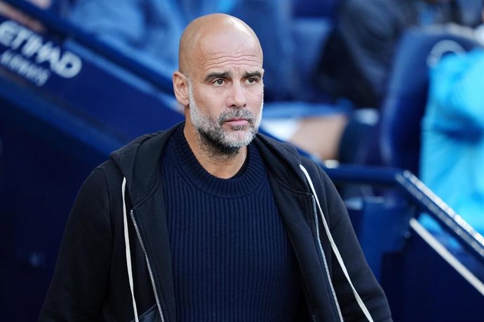 Archivo - 02 May 2025, United Kingdom, Manchester: Manchester City manager Pep Guardiola looks on during the English Premier League soccer match between Manchester City and Wolverhampton at Etihad Stadium. 