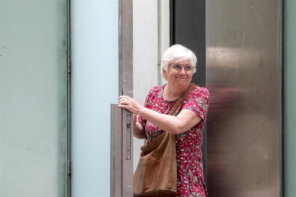Archivo - La eurodiputada de Junts y exconsellera, Clara Ponsatí,sale de la Ciutat de la Justícia de Barcelona tras ser detenida y tomarle declaración, en Barcelona, Catalunya (España)