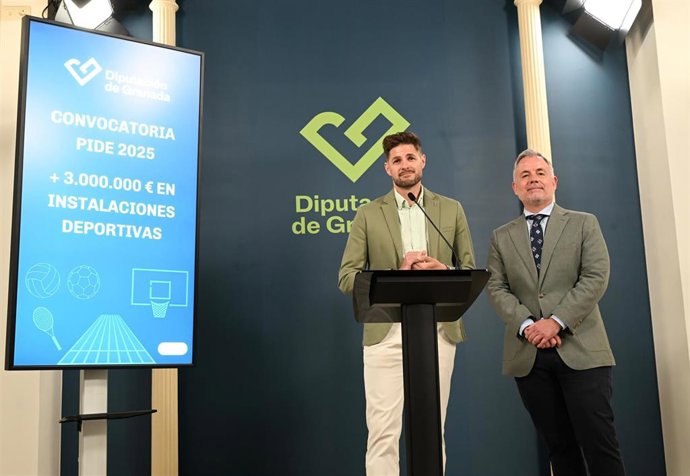 El diputado de Deportes, Eric Escobedo, en el centro junto al de Presidencia, Nicolás Navarro