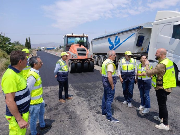 La delegada de Fomento de la Junta en Almería, Dolores Martínez, junto a responsables técnicos durante la visita a las obras de rehabilitación del firme en la carretera A-370.
