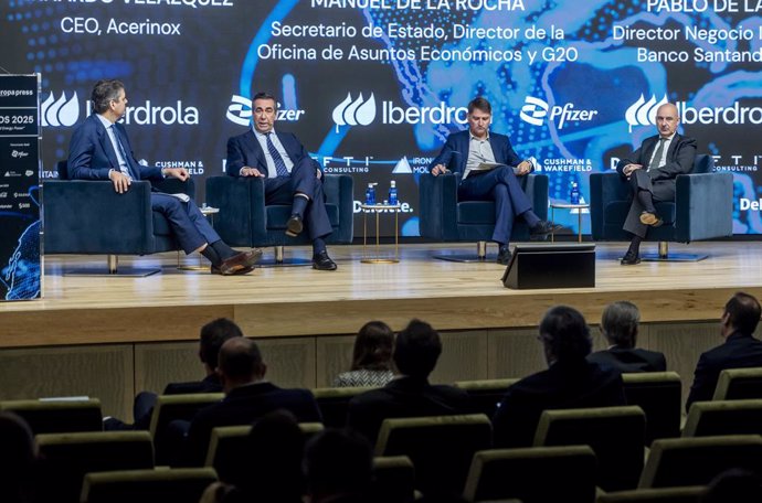 (I-D) El director del Center for International Finance del IESE, Miguel Duro, el CEO de Acerinox, Bernardo Velázquez, el secretario de estado y director de la Oficina de Asuntos Económicos y G20, Manuel de la Rocha, y el director de Negocio Internacional 