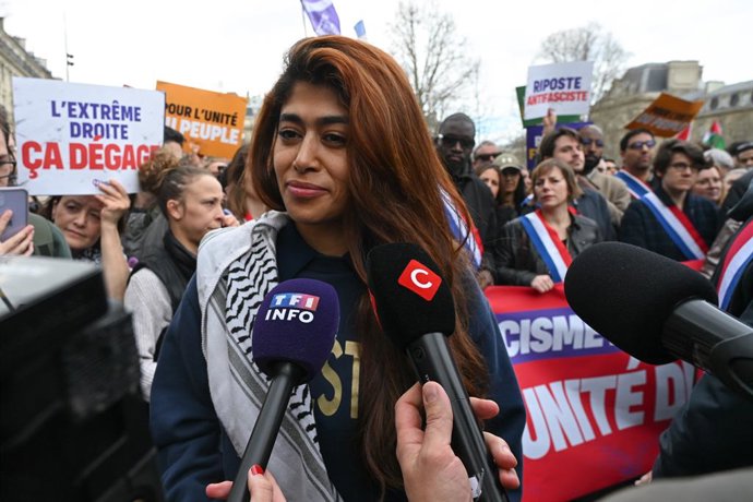 Archivo - Arquivo - Imagem de arquivo da deputada francesa Rima Hassan durante um protesto na França.
