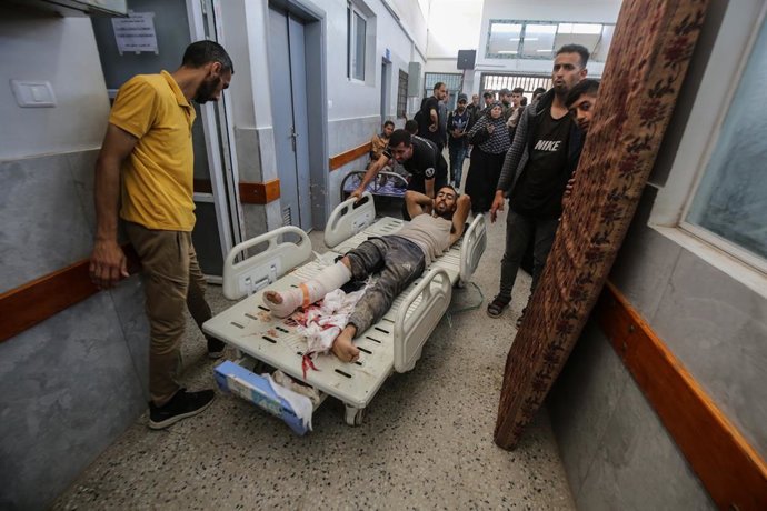 GAZA, 11 de junho de 2025 -- Um homem palestino ferido pelo exército israelense perto de um centro de distribuição de ajuda no centro da Faixa de Gaza é visto em um hospital na Cidade de Gaza, em 11 de junho de 2025. Pelo menos 28 palestinos foram mortos 
