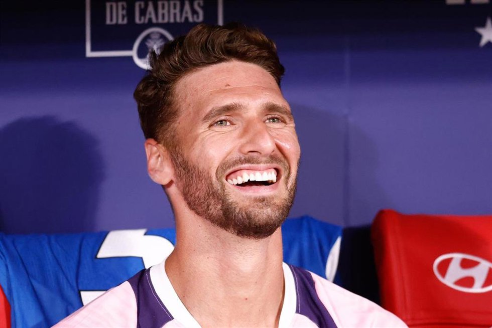 Archivo - Sergi Gomez sonríe en el banquillo en un partido del RCD Espanyol