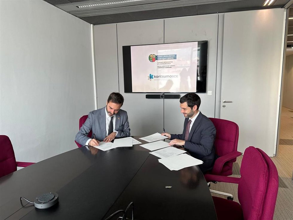 Reunión entre el ministro de Derechos Sociales y Consumo y Agenda 2030, Pablo Bustinduy, y el consejero vasco de Turismo, Comercio y Consumo, Javier Hurtado, en Bilbao