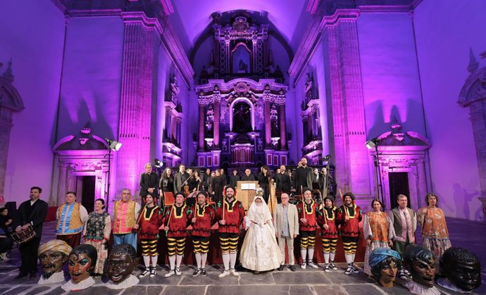 Archivo - Capella de Ministrers, Lluís Vich Vocalis y el Grup de Danses Alimara tras ofrecer un concierto en el Monasterio de San Miguel de los Reyes de Valencia.