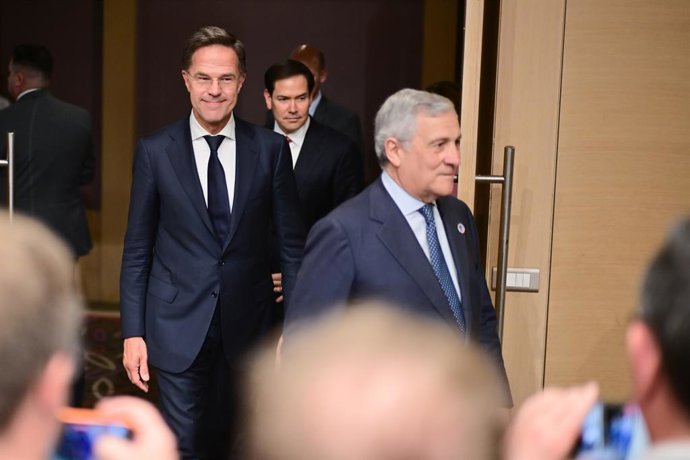 15 de maio de 2025, Turquia, Belek: (da esquerda para a direita) Antonio Tajani, ministro das Relações Exteriores da Itália, Mark Rutte, secretário-geral da OTAN, e Marco Rubio, secretário de Estado dos EUA, chegam para uma reunião paralela a uma reunião 