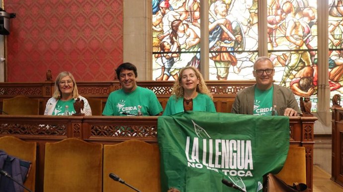 Los consellers insulares de MÉS per Mallorca con la bandera de 'la llengua no es toca'.