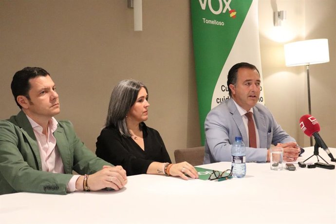 El presidente del Grupo Parlamentario Vox, David Moreno, acompañado por el diputado regional Luis Blázquez y la concejal de Vox en Tomelloso, Elena Villahermosa.
