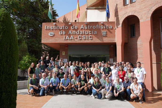 Fotografía de grupo de los asistentes al encuentro nacional 'Promoviendo sinergias entre grandes observatorios españoles'