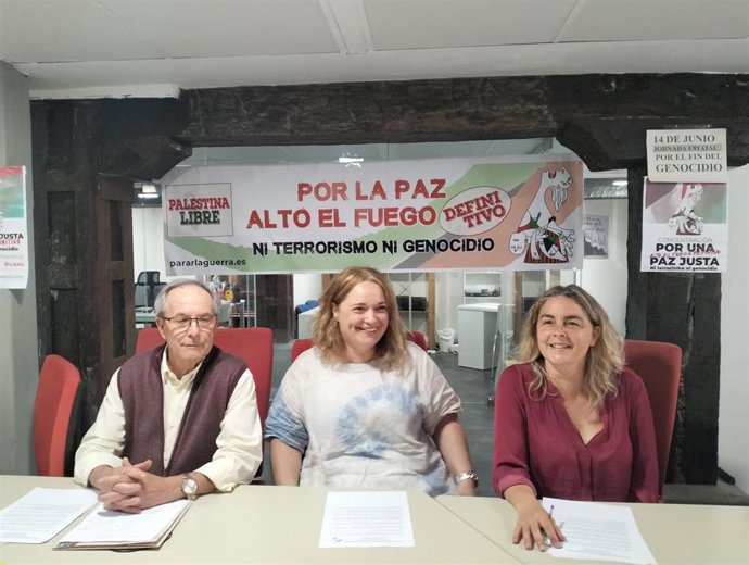 El coordinador de la plataforma en Euskadi, Florencio Moreno, la concejala socialista en el Ayuntamiento de Getxo, Mihaela Jilavu y la portavoz de 'parar la guerra', Ruth Hernández, en la rueda de prensa.