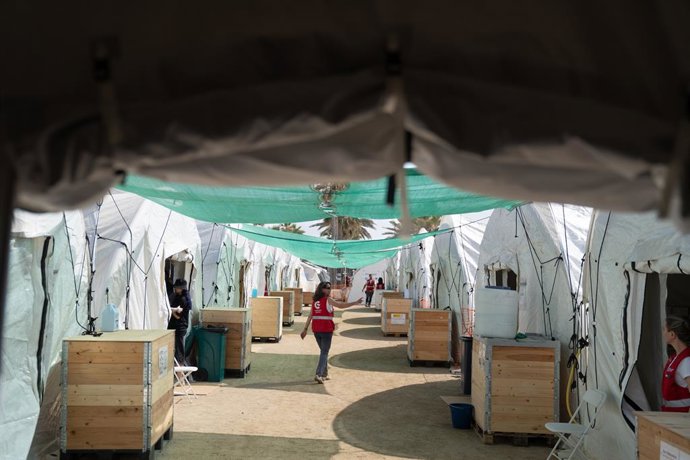 Uma pessoa durante uma simulação de uma crise humanitária internacional com a equipe de emergência espanhola START, gerenciada pela Agência Espanhola de Cooperação Internacional para o Desenvolvimento (AECID), em 12 de junho de 2025, em Barcelona, Catalun