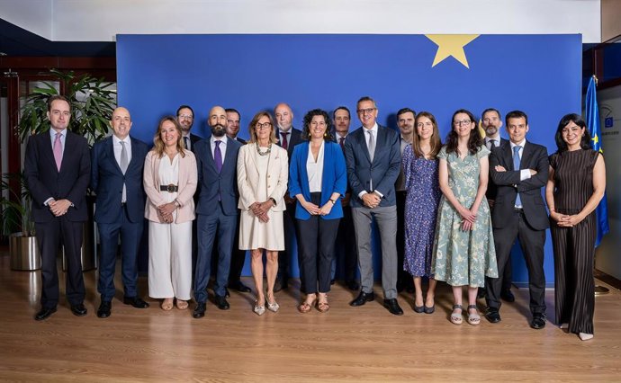 Inés Carpio, directora general de Financiación Internacional del Tesoro; Marco Marrone, CIO del FEI; Lucas González Ojeda, director en funciones de la Representación de la Comisión Europea en España, y representantes de otras once entidades.