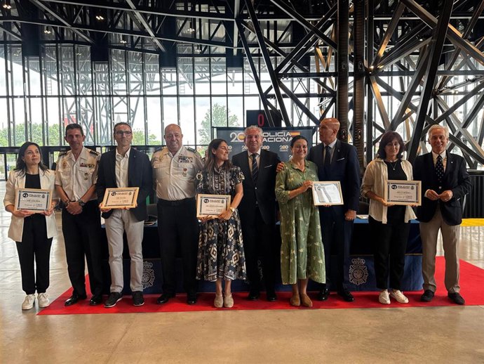 El delegado del Gobierno en Castilla y León, Nicanor Se (quinto por la derecha) en la entrega de los diplomas del programa Ciberexpert@ en León.