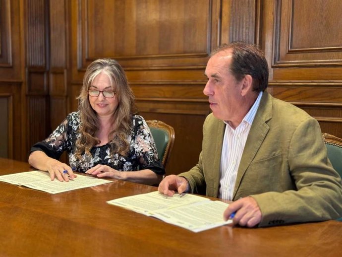El presidente de la Diputación de Soria, Benito Serrano, y la presidenta de la Federación de Jubilados y Pensionistas, Montserrat Martínez, firman el convenio de colaboración.
