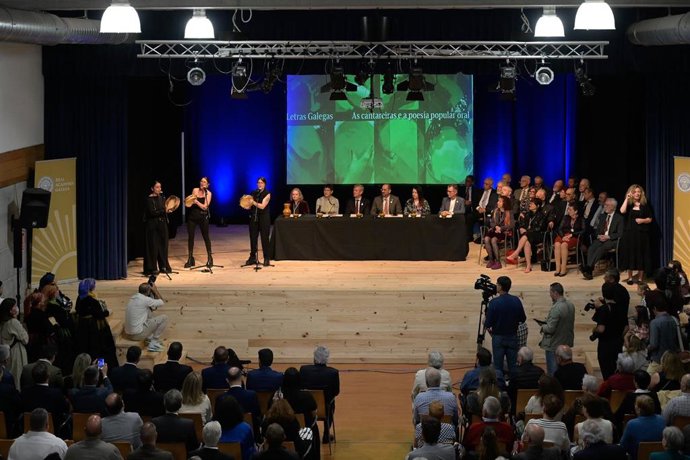 El grupo Tanxugueiras actúa durante el pleno extraordinario de la Real Academia Galega, en el Centro Cívico Cultural de Malpica de Bergantiños, a 17 de mayo de 2025, en Malpica de Bergantiños, A Coruña, Galicia (España). Este pleno extraordinario se celeb