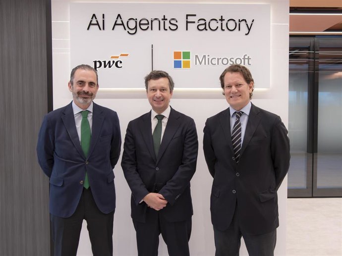 De izquierda a derecha: el socio responsable de Consulting de PwC España, César Calleja, el socio responsable de IA en PwC España, Armando Martínez-Polo y el director de Partners de Microsoft España, Antonio Budia.