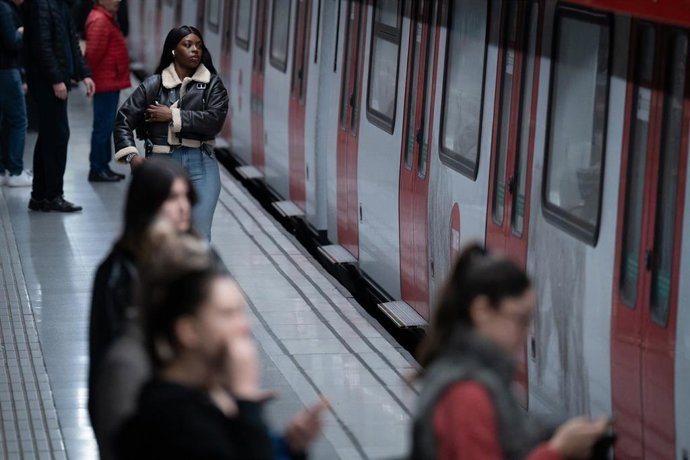 Archivo - Varias personas en el metro, a 22 de enero de 2025, en Barcelona, Catalunya (España)