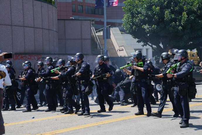 10 de junho de 2025, Los Angeles, Califórnia, EUA: Uma fila de policiais da polícia de Los Angeles executa uma manobra de Kettle e começa a prender os manifestantes.