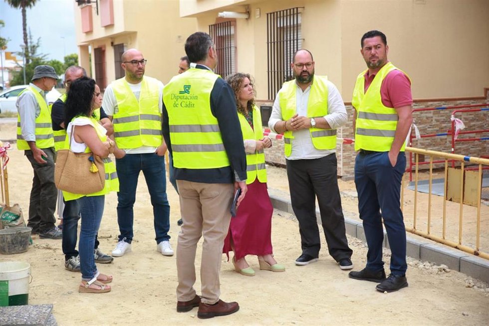 El responsable del Área de Cooperación de la Diputación de Cádiz, Javier Bello, supervisa obras del PFEA en la entidad local de Guadalcacín