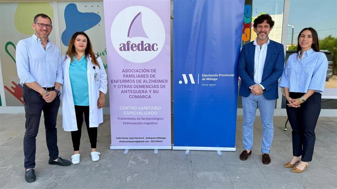 Diputado de Centros Asistenciales, Tercer Sector y Cooperación Internacional, Francisco José Martín, asiste a la presentación del proyecto 'Tejiendo Redes de Cuidado' de la Asociación de Familiares de Enfermos de Alzheimer y otras demencias de Antequera