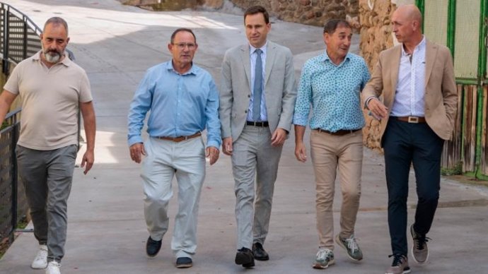 El consejero de Política Local, Infraestructuras y Lucha contra la Despoblación, Daniel Osés, acompañado del alcalde de Herce, Jesús Ibáñez, y del director general de Política Local y Lucha contra la Despoblación, Óscar León, visita actuación en Herce