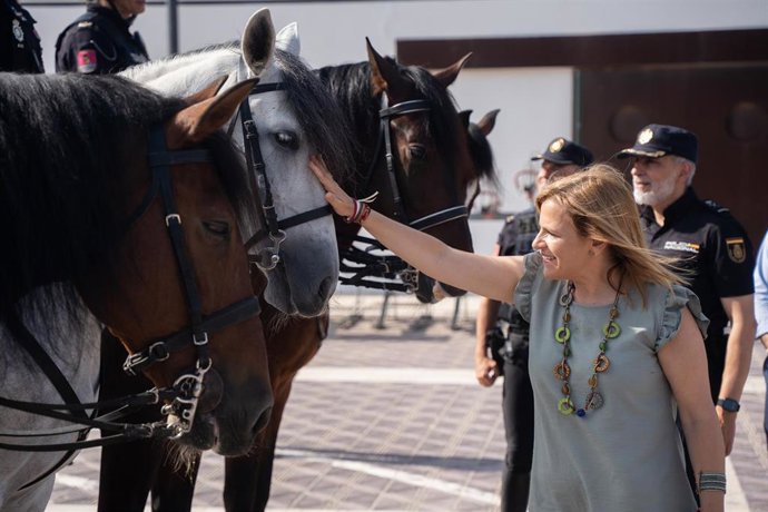 La delegada del Gobierno en la Comunitat Valenciana, Pilar Bernabé, saluda al cuerpo de la Policía Nacional antes de presentar la campaña “Operación Verano 2025” del Ministerio de Interior