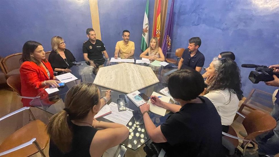 Reunión sobre el dispositivo de atención a personas si hogar por altas temperaturas.