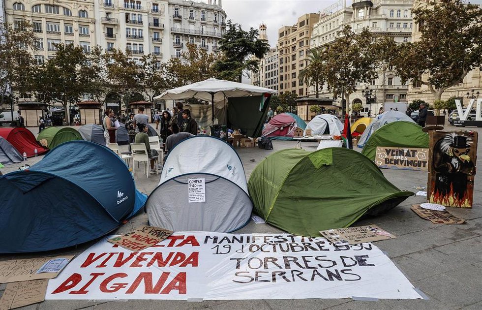 Archivo - Tiendas de campaña con carteles durante la acampada de vivienda en la Plaza del Ayuntamiento, a 21 de octubre de 2024, en Valencia, Comunidad Valenciana (España). 