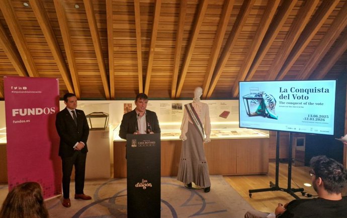 El comisario de la exposición 'La conquista del voto', Víctor Miguélez, en la presentación de la muestra en el Museo Casa Botines de Gaudí (León).