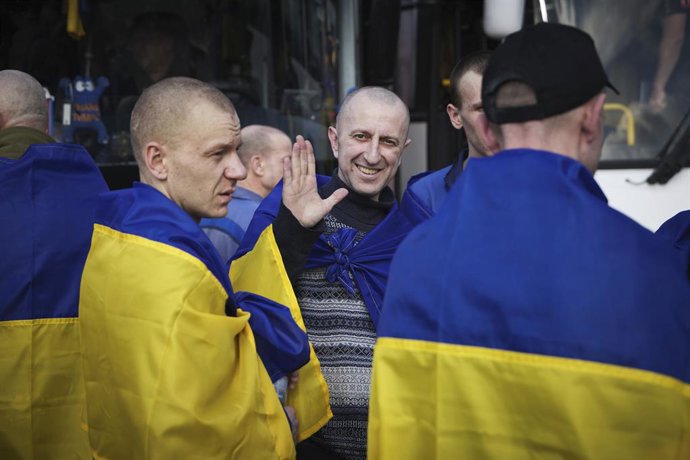 23 de maio de 2025, Chernihiv, Oblast de Chernihiv, Ucrânia: Soldados ucranianos enrolados em bandeiras comemoram após chegarem em casa depois de uma troca de prisioneiros de guerra entre a Rússia e a Ucrânia, em 23 de maio de 2025, na região de Chernihiv