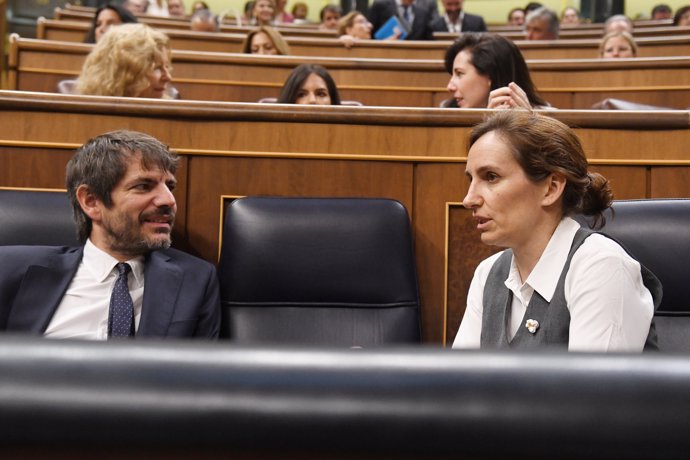 El ministro de Cultura, Ernest Urtasun, y la ministra de Sanidad, Mónica García, durante una sesión de control al Gobierno, en el Congreso de los Diputados, a 11 de junio de 2025, en Madrid (España).