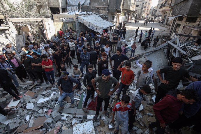 May 23, 2025, Jabalia, Gaza Strip, Palestinian Territory: Rescuers remove the bodys from under the rubble, following an Israeli strike that hit the home of a Palestinian family in Jabalia in the northern Gaza Strip on May 23, 2025. Gaza's civil defence ag