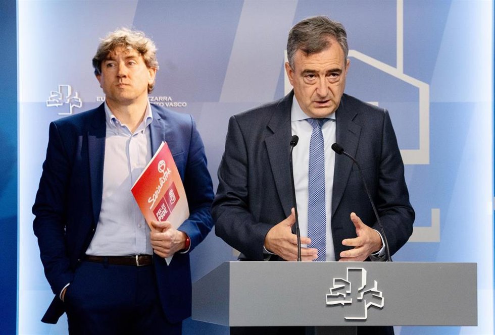 El presidente del EBB del PNV, Aitor Esteban (D), y el secretario general del PSE-EE, Eneko Andueza (I), en Vitoria-Gasteiz, Álava