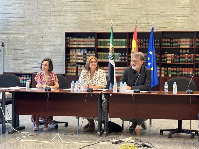 La secretaria general de Educación y Formación Profesional, María del Pilar Pérez, preside la Mesa Sectorial de Personal Docente.