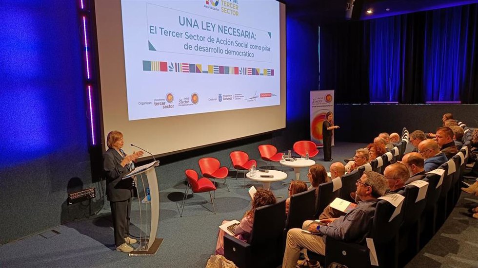 La alcaldesa de Avilés, Mariví Monteserín, durante su intervención en en el acto de apertura institucional de las jordanas sobre el 10 Aniversario de la Ley del Tercer sector celebrado en el Centro Niemeyer.