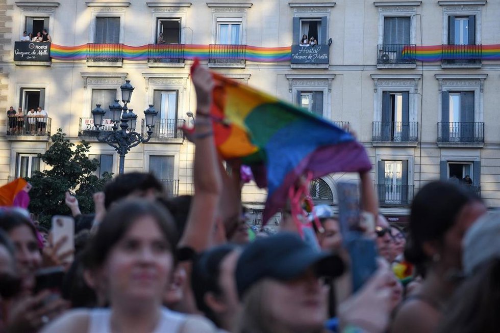 Archivo - Decenas de personas durante el pregón del Orgullo de Madrid 2024 (MADO 2024), en la Plaza de Pedro Zerolo, a 3 de julio de 2024, en Madrid (España).